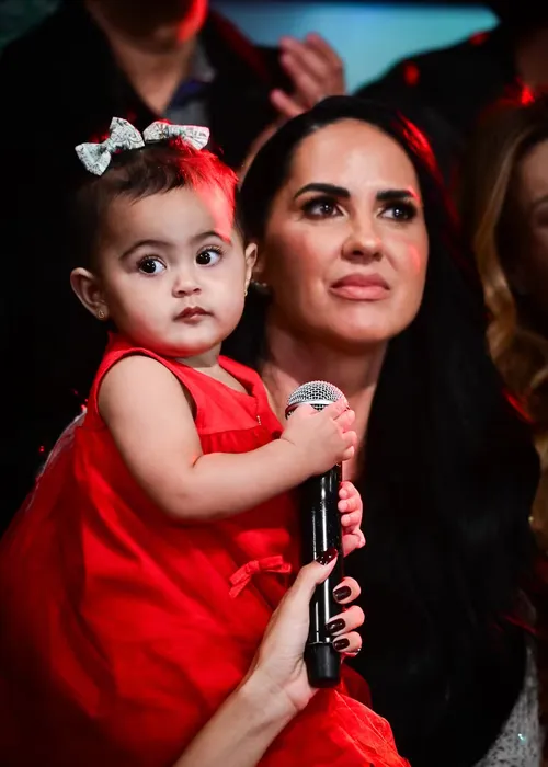 
					Filha de Zezé Di Camargo e Graciele rouba a cena em especial de Natal
				
				