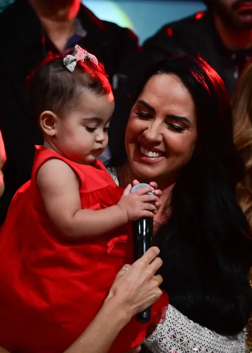 
					Filha de Zezé Di Camargo e Graciele rouba a cena em especial de Natal
				
				