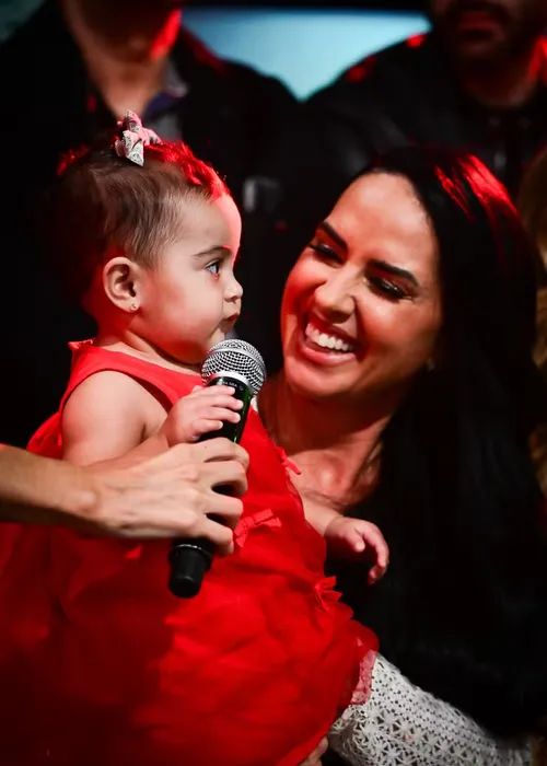 
					Filha de Zezé Di Camargo e Graciele rouba a cena em especial de Natal
				
				