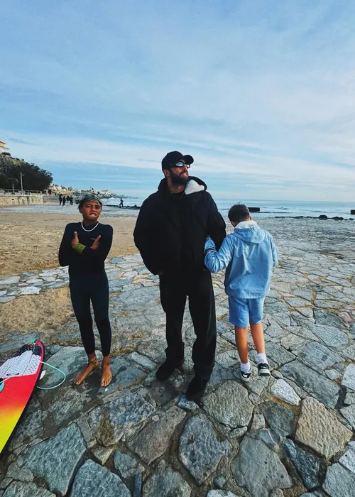 
					Filho de Luana Piovani impressiona ao surfar onda gigante em Portugal
				
				