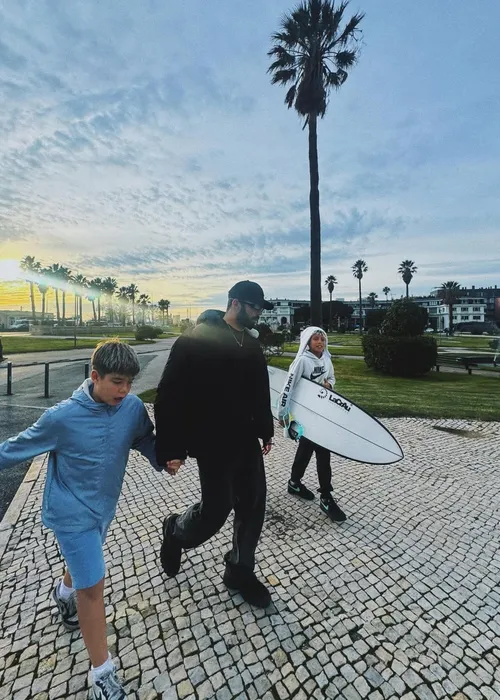 
					Filho de Luana Piovani impressiona ao surfar onda gigante em Portugal
				
				