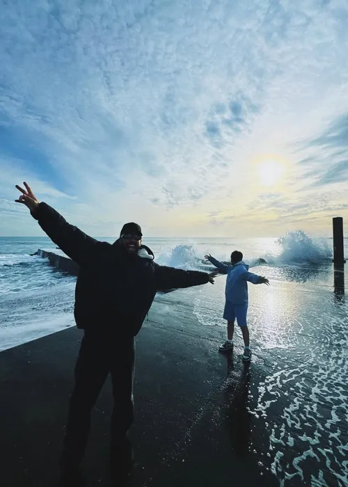 
					Filho de Luana Piovani impressiona ao surfar onda gigante em Portugal
				
				