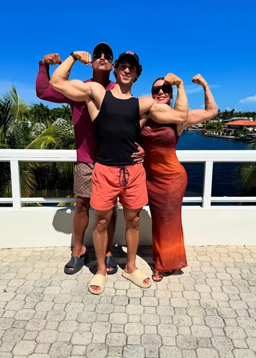 
					Filho de Xanddy e Carla Perez surge musculoso e Ivete Sangalo reage
				
				