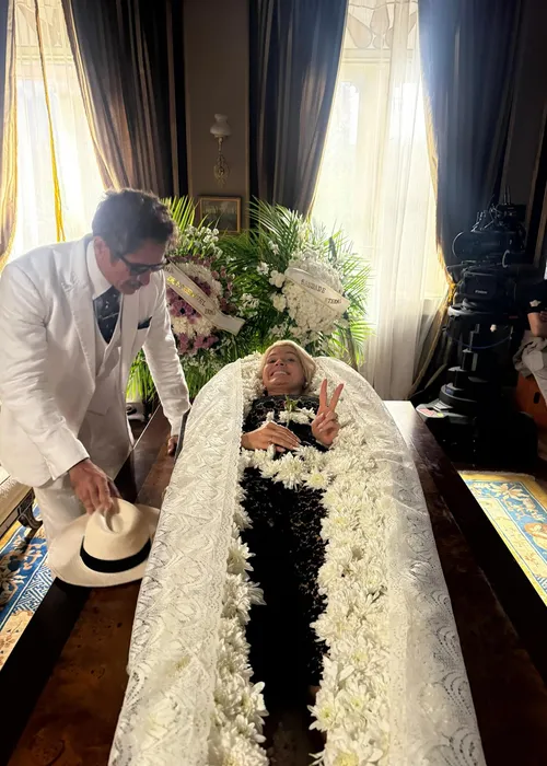 
					Flávia Alessandra 'provoca' Odete, de Vale Tudo, após cena em caixão
				
				