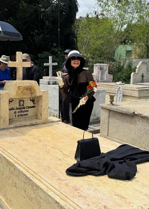 
					Flávia Alessandra 'provoca' Odete, de Vale Tudo, após cena em caixão
				
				