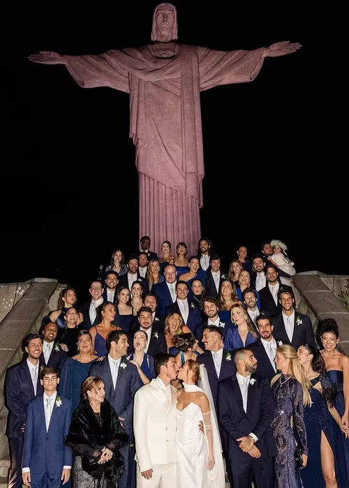 
					Giovanna Lancellotti choca ao reunir 46 padrinhos: 'Elenco de novela'
				
				