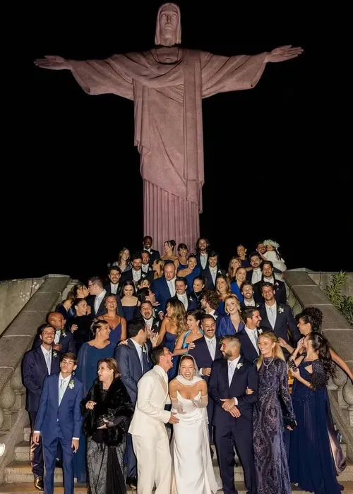 
					Giovanna Lancellotti choca ao reunir 46 padrinhos: 'Elenco de novela'
				
				