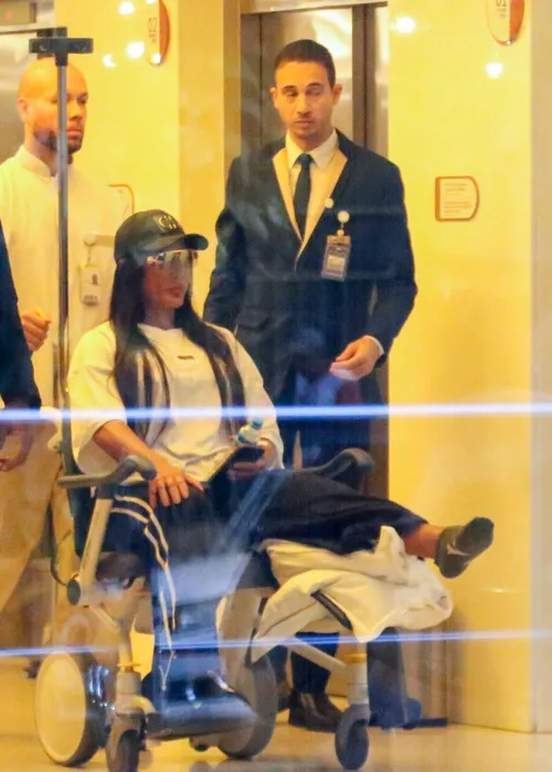   					Gracyanne Barbosa deixa hospital de cadeira de rodas após lesão; FOTOS  				  				