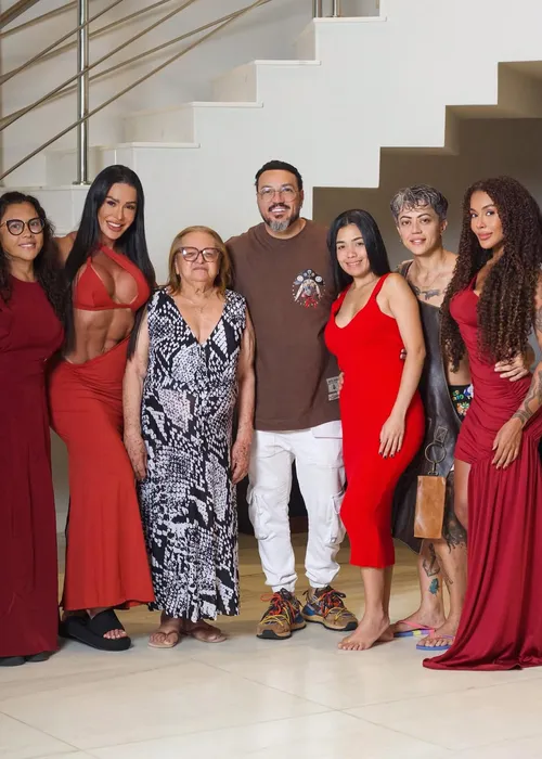 
					Gracyanne Barbosa se declara em foto com Belo: 'Meu maior presente'
				
				