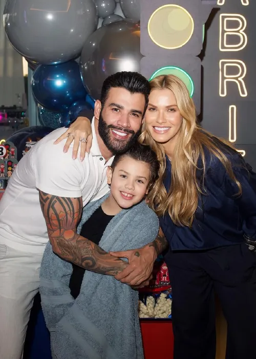 
				
					Gusttavo Lima abre álbum de fotos do aniversário do filho
				
				