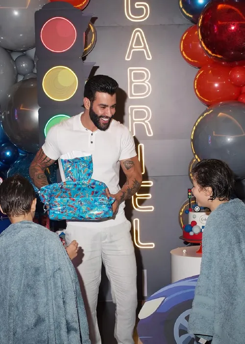 
				
					Gusttavo Lima abre álbum de fotos do aniversário do filho
				
				