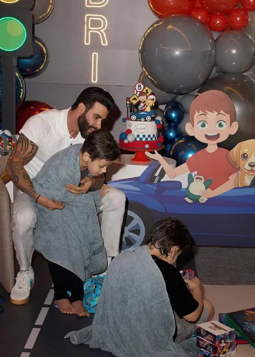 
				
					Gusttavo Lima abre álbum de fotos do aniversário do filho
				
				