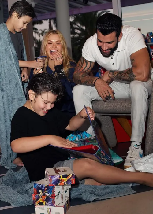 
				
					Gusttavo Lima abre álbum de fotos do aniversário do filho
				
				