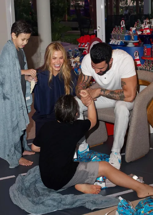 
				
					Gusttavo Lima abre álbum de fotos do aniversário do filho
				
				