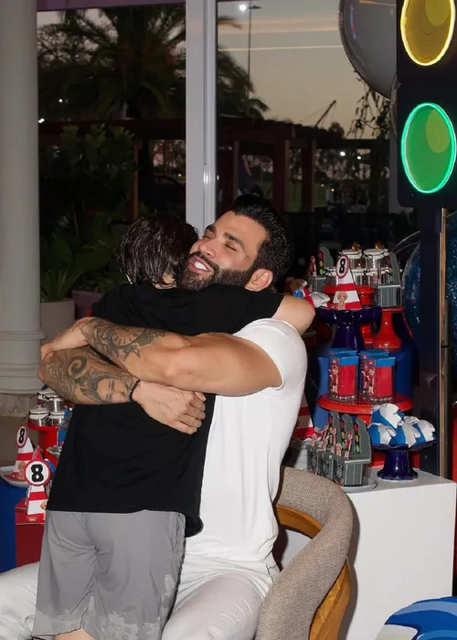 
				
					Gusttavo Lima abre álbum de fotos do aniversário do filho
				
				