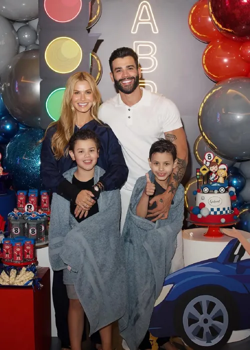 
				
					Gusttavo Lima abre álbum de fotos do aniversário do filho
				
				