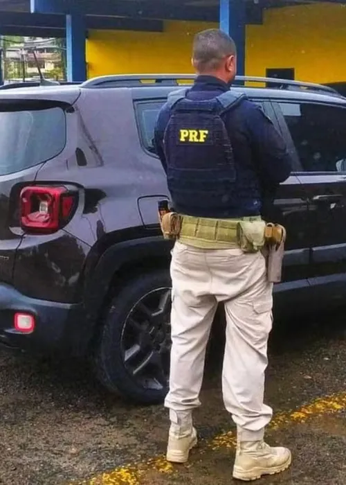 
				
					Homem é preso suspeito de comprar carro roubado pela internet na Bahia
				
				