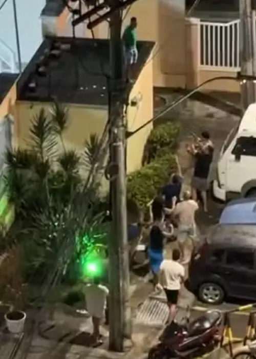 
				
					Homem sobe em muro para fugir da PM em briga generalizada em Salvador
				
				