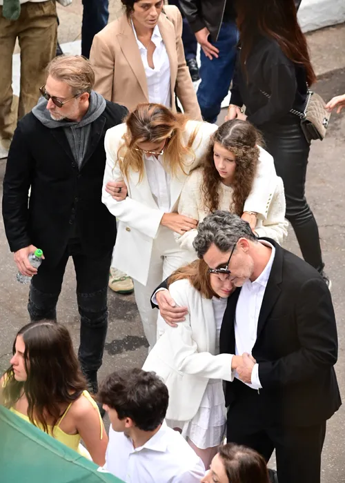 
					Huck, João Silva e mais famosos vão ao velório de Anne-Marie
				
				