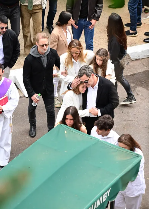 
					Huck, João Silva e mais famosos vão ao velório de Anne-Marie
				
				