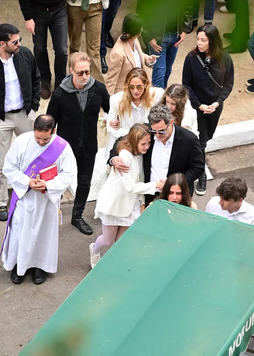 
					Huck, João Silva e mais famosos vão ao velório de Anne-Marie
				
				