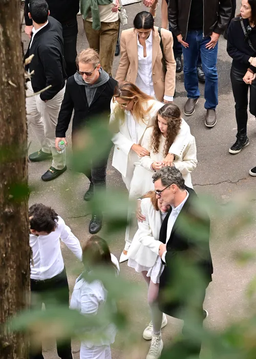 
					Huck, João Silva e mais famosos vão ao velório de Anne-Marie
				
				