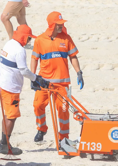 
					Ídolo do Flamengo, Diego Ribas surge como gari e deixa fãs confusos
				
				