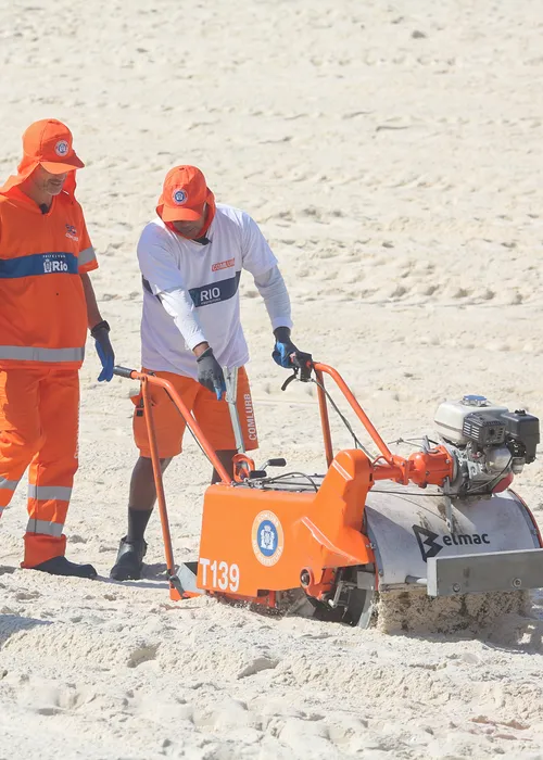 
					Ídolo do Flamengo, Diego Ribas surge como gari e deixa fãs confusos
				
				