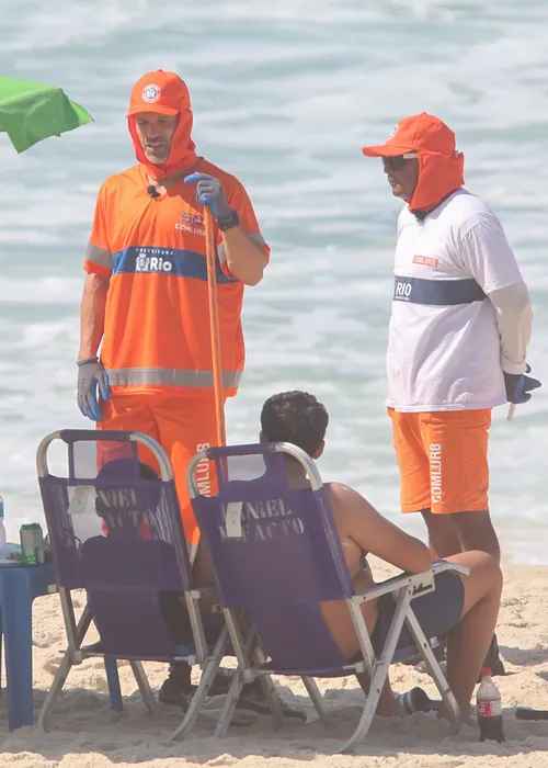 
					Ídolo do Flamengo, Diego Ribas surge como gari e deixa fãs confusos
				
				