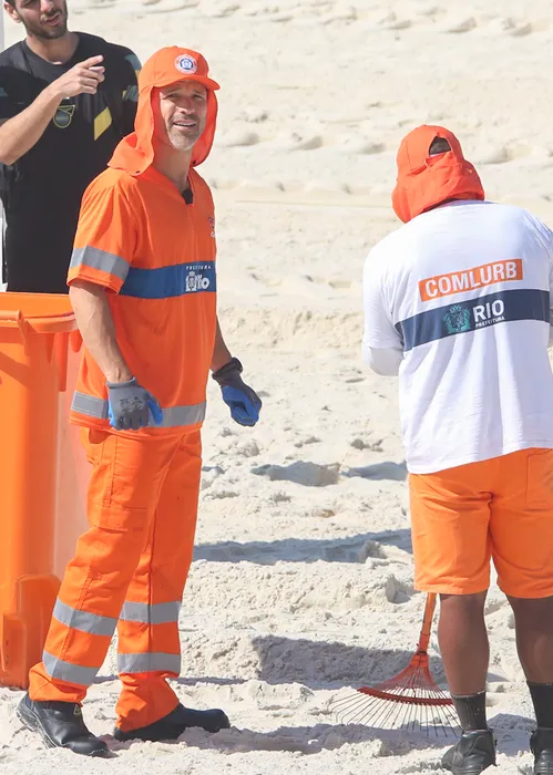 
					Ídolo do Flamengo, Diego Ribas surge como gari e deixa fãs confusos
				
				