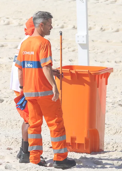 
					Ídolo do Flamengo, Diego Ribas surge como gari e deixa fãs confusos
				
				