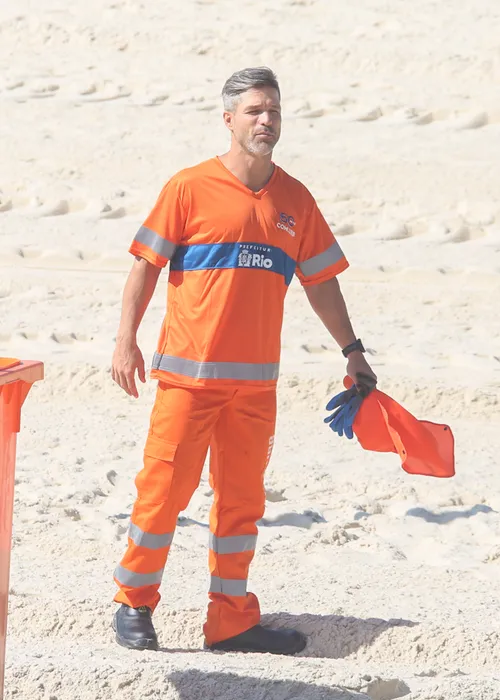 
					Ídolo do Flamengo, Diego Ribas surge como gari e deixa fãs confusos
				
				