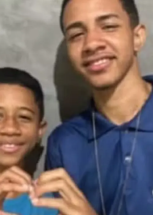 
					Irmãos cantores de arrocha morrem após acidente de moto na Bahia
				
				