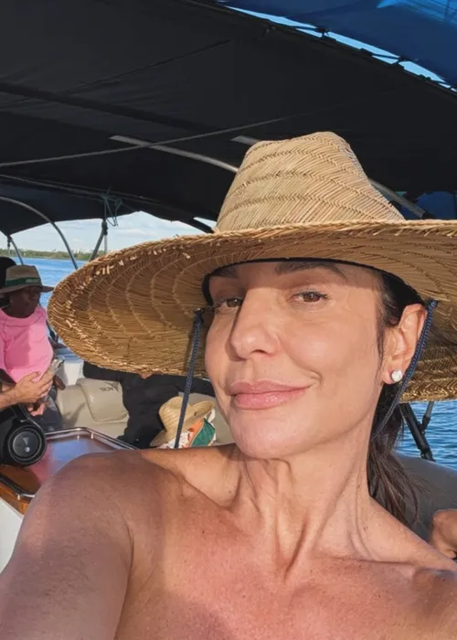 
					Ivete Sangalo exibe novas fotos em Juazeiro e detalhe chama atenção
				
				