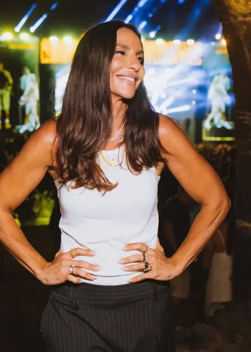 
					Ivete Sangalo curte noitada com Scheila Carvalho em Praia do Forte
				
				