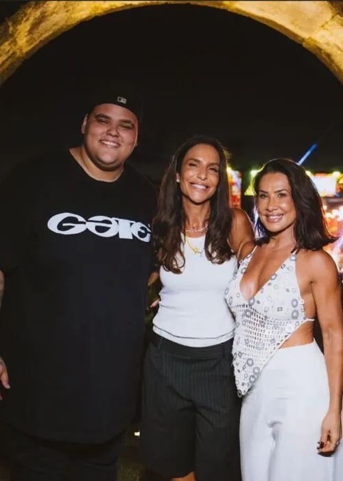 
					Ivete Sangalo curte noitada com Scheila Carvalho em Praia do Forte
				
				