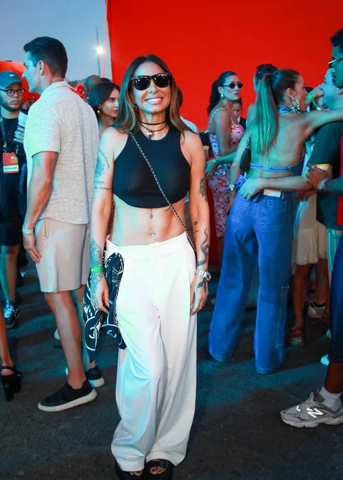 
					Ivete Sangalo estreia 'Clareou' em Salvador, em 1⁠º show após divórcio
				
				