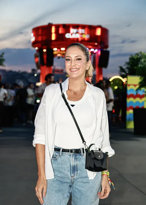 
					Ivete Sangalo estreia turnê em SP com time de famosos; FOTOS
				
				