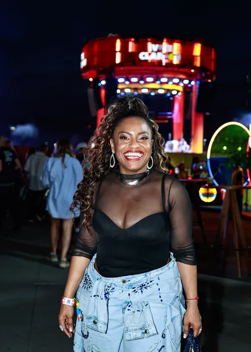 
					Ivete Sangalo estreia turnê em SP com time de famosos; FOTOS
				
				