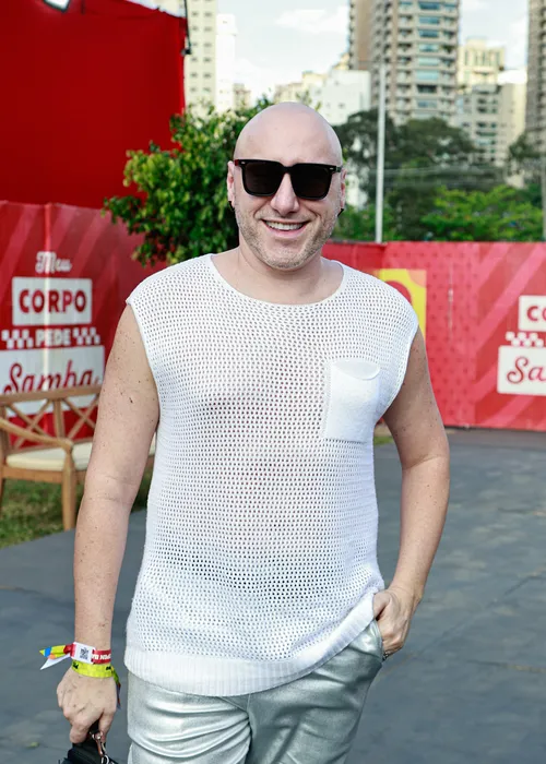 
					Ivete Sangalo estreia turnê em SP com time de famosos; FOTOS
				
				