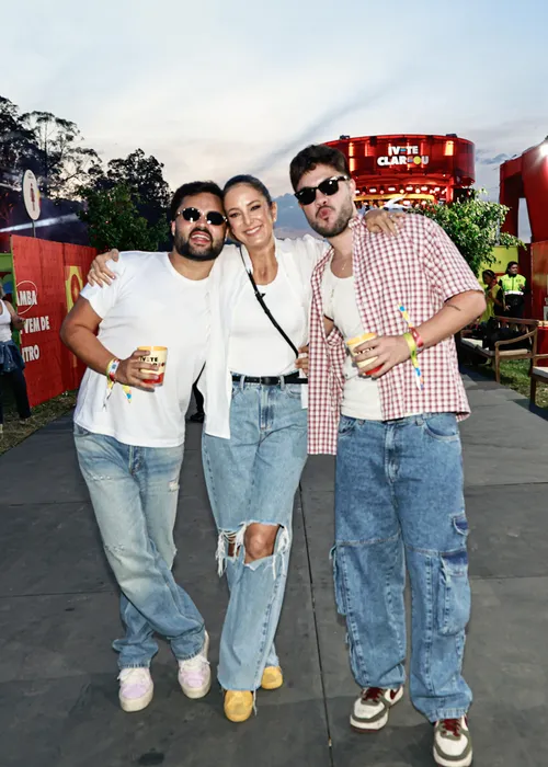 
					Ivete Sangalo estreia turnê em SP com time de famosos; FOTOS
				
				