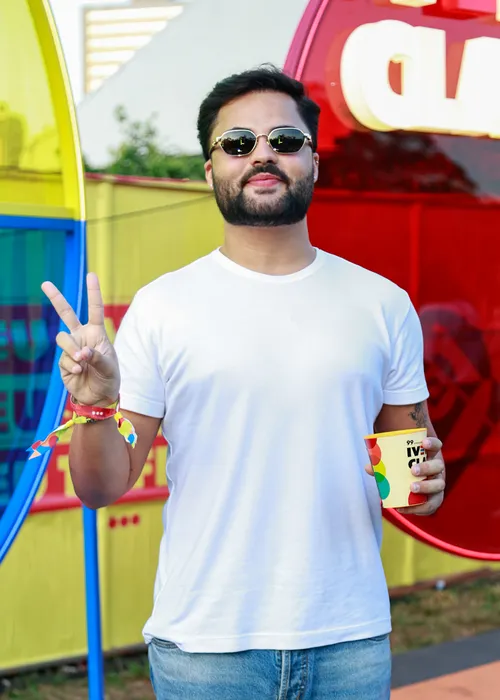 
					Ivete Sangalo estreia turnê em SP com time de famosos; FOTOS
				
				