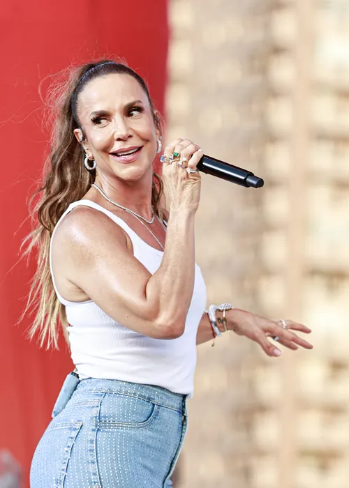 
					Ivete Sangalo estreia turnê em SP com time de famosos; FOTOS
				
				