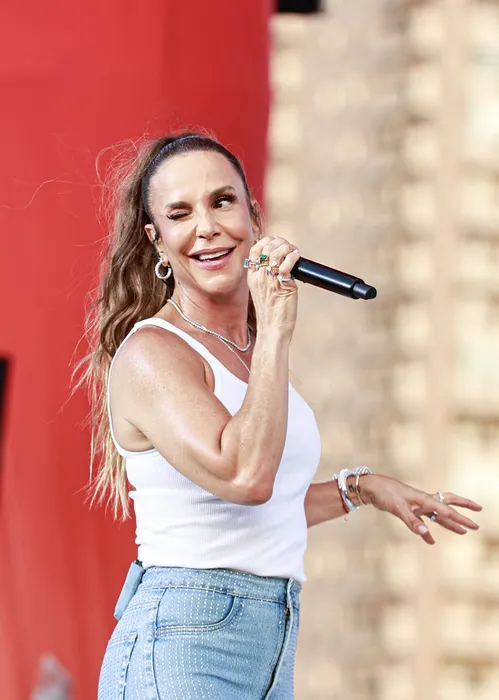 
					Ivete Sangalo estreia turnê em SP com time de famosos; FOTOS
				
				