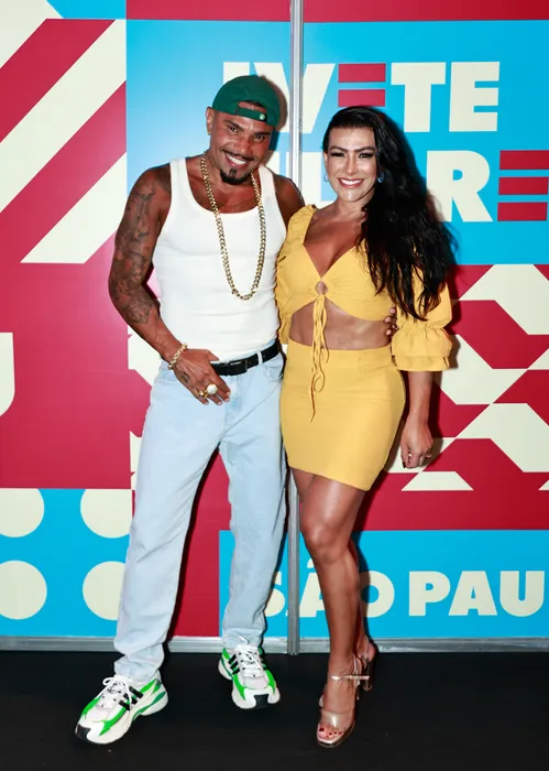 
					Ivete Sangalo estreia turnê em SP com time de famosos; FOTOS
				
				