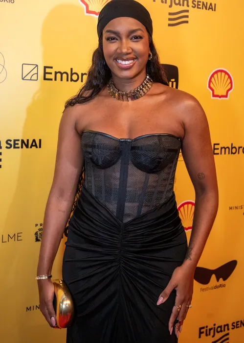   					Iza elege look transparente para 1ª aparição solteira; veja fotos  				  				