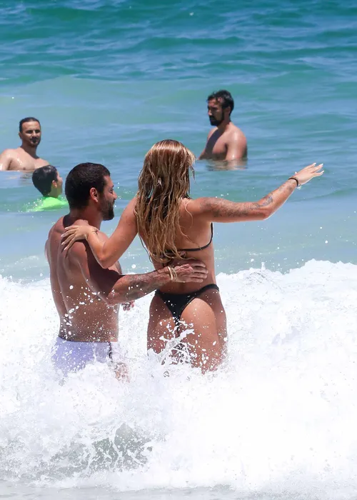 
					Jesus Luz é flagrado em clima íntimo em praia no Rio e assume romance
				
				