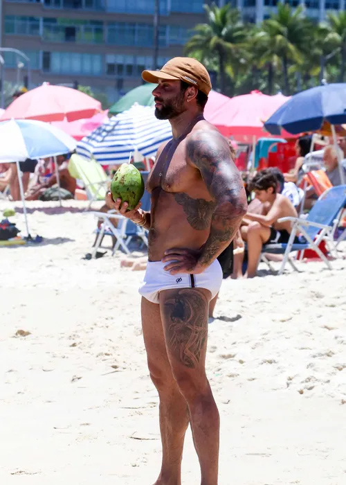 
					Jesus Luz é flagrado em clima íntimo em praia no Rio e assume romance
				
				