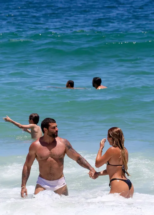 
					Jesus Luz é flagrado em clima íntimo em praia no Rio e assume romance
				
				