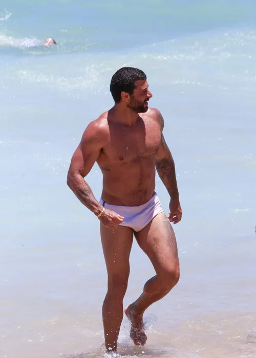 
					Jesus Luz é flagrado em clima íntimo em praia no Rio e assume romance
				
				